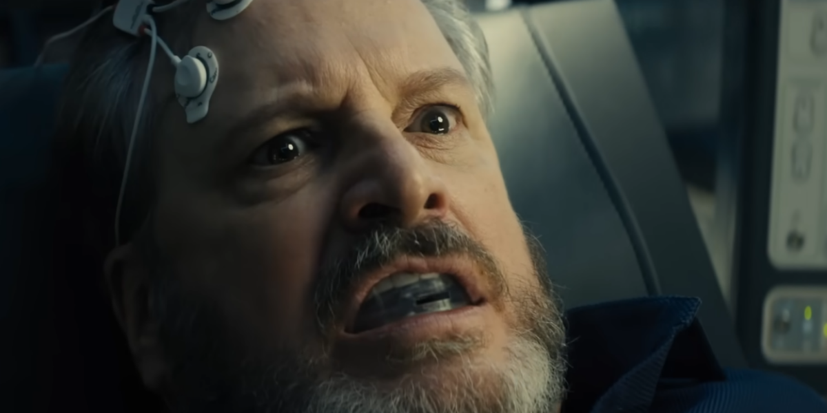 Cena de Dia D com Emily Blunt durante transmissão ao vivo em meio a evento estranho