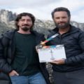 Johnny Massaro e Rodrigo Santoro caracterizados como peregrinos no set de O Diário de um Mago