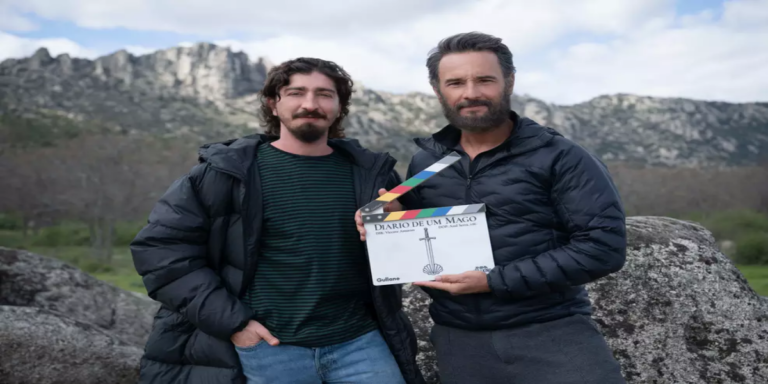Johnny Massaro e Rodrigo Santoro caracterizados como peregrinos no set de O Diário de um Mago