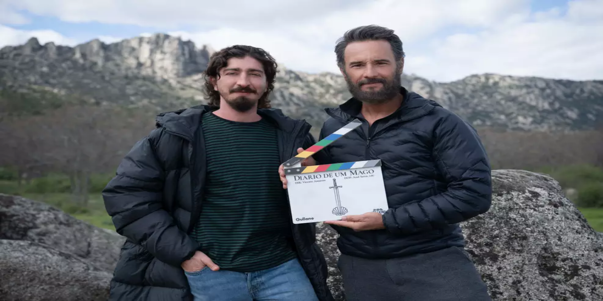 Johnny Massaro e Rodrigo Santoro caracterizados como peregrinos no set de O Diário de um Mago