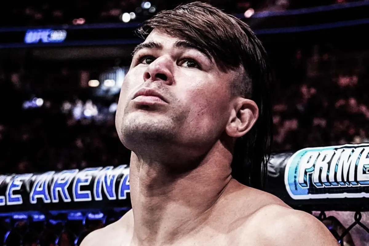 Lutador Diego Lopes com seu característico corte de cabelo em momento de concentração no UFC
