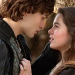Cena de Romeu e Julieta (2013) com Hailee Steinfeld em produção removida do Disney+