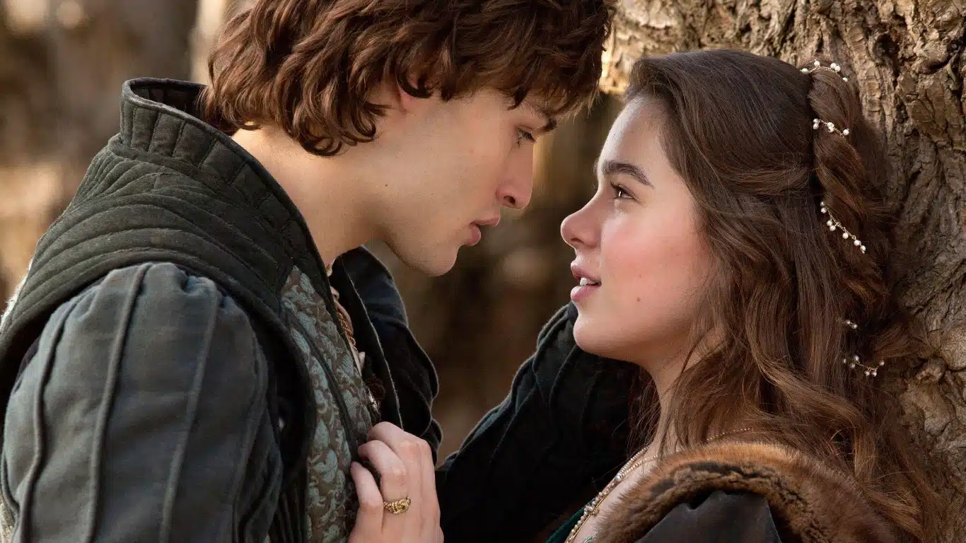 Cena de Romeu e Julieta (2013) com Hailee Steinfeld em produção removida do Disney+