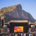 Palco iluminado com multidão e logotipo do festival Doce Maravilha 2026