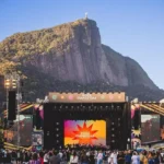 Palco iluminado com multidão e logotipo do festival Doce Maravilha 2026