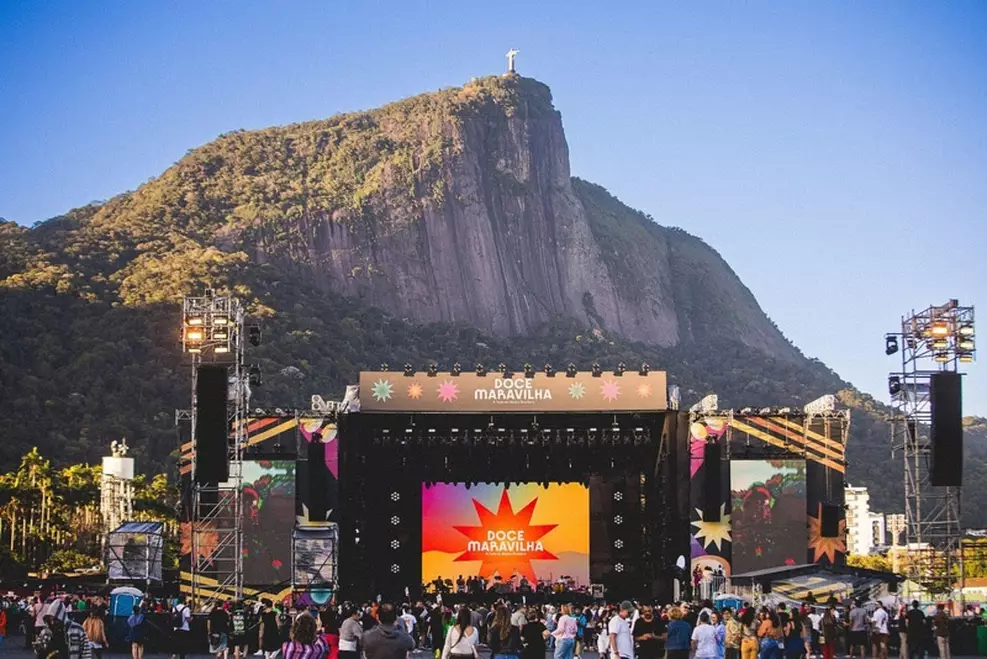 Palco iluminado com multidão e logotipo do festival Doce Maravilha 2026