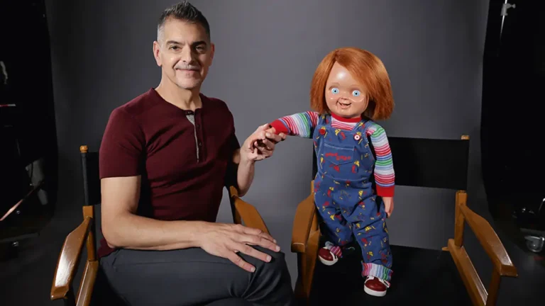 Mancini e a versão atual de seu famoso boneco: catarse freudiana e namorado de Mato Grosso Leia mais em: https://veja.abril.com.br/coluna/tela-plana/pai-de-chucky-don-mancini-transforma-sua-cria-em-arma-contra-homofobia/