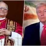 Donald Trump discursando com seriedade em um palanque oficial com bandeiras dos EUA.