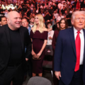 Donald Trump caminha ao lado de Dana White durante entrada em evento do UFC em Miami.