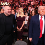 Donald Trump caminha ao lado de Dana White durante entrada em evento do UFC em Miami.