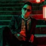 Ator Donnie Yen segura claquete no primeiro dia de filmagens do filme Caine