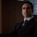 O Dono de Kingstown mostra Nestor Carbonell em cena da série como novo chefão em Kingstown
