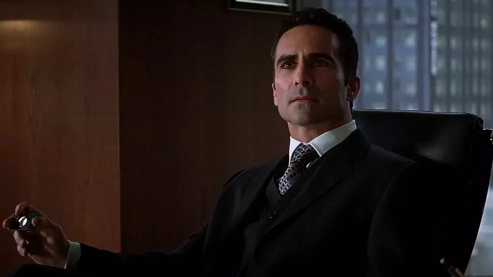 O Dono de Kingstown mostra Nestor Carbonell em cena da série como novo chefão em Kingstown