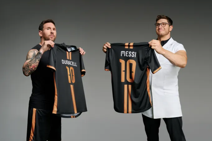 duracell-lionel-messi-copa-do-mundo-comercial O jogador Lionel Messi em cena do novo comercial da Duracell para a Copa do Mundo.