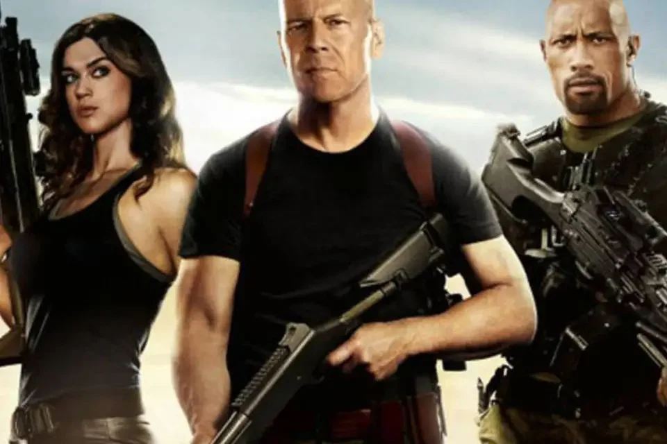 Dwayne Johnson em cena de ação de um filme marcante