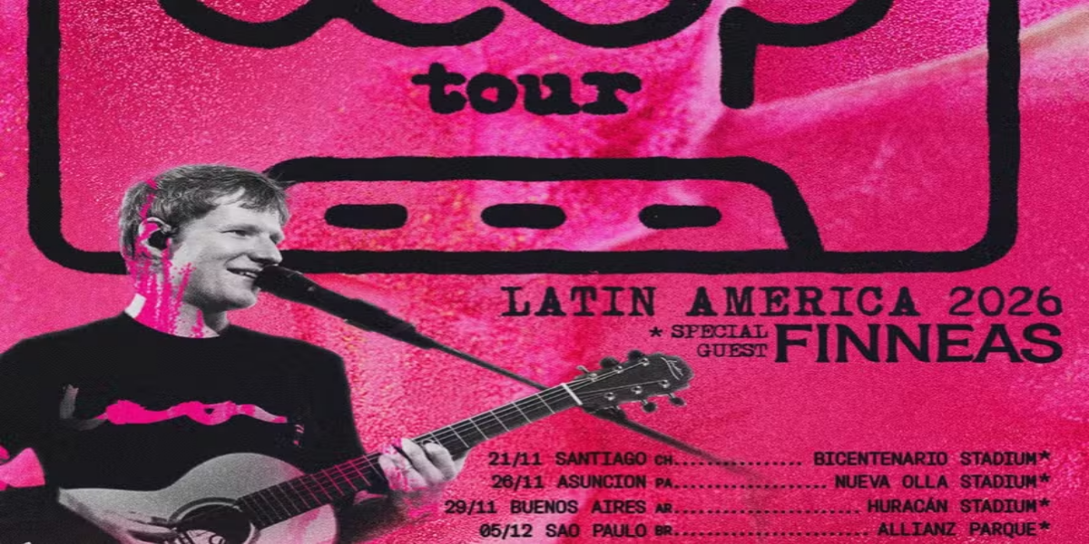 Ed Sheeran em apresentação ao vivo com público em estádio durante turnê mundial Loop Tour