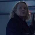 Elisabeth Moss como June em cena da estreia de The Testaments