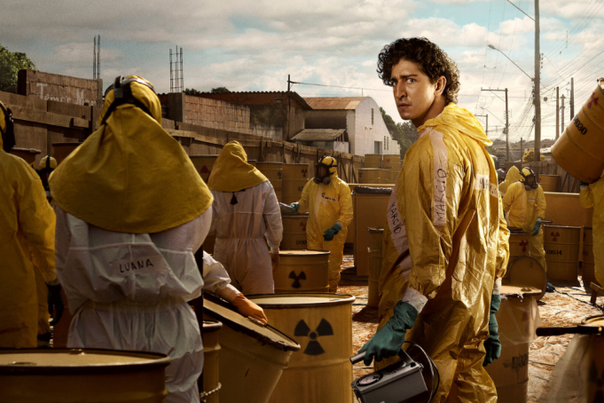 Elenco principal de Emergência Radioativa em cena intensa da série sobre a tragédia do césio-137 em Goiânia