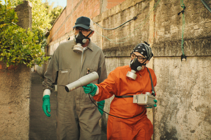 Elenco principal de Emergência Radioativa em cena intensa da série sobre a tragédia do césio-137 em Goiânia