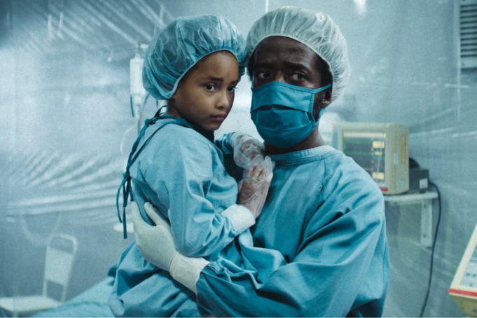 Elenco principal de Emergência Radioativa em cena intensa da série sobre a tragédia do césio-137 em Goiânia