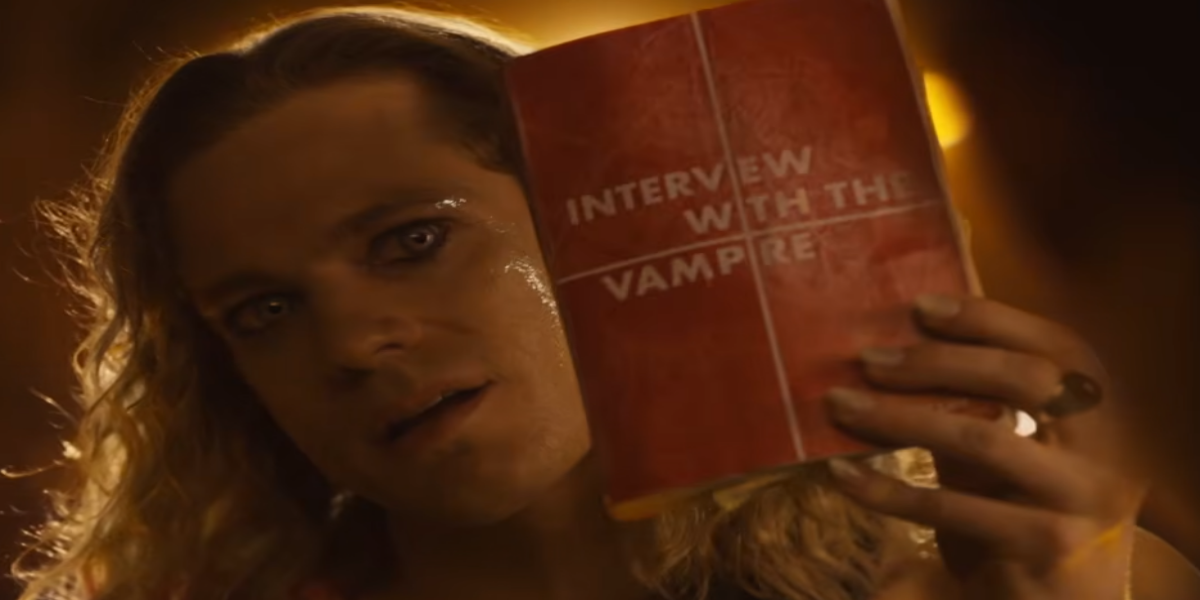 Lestat no palco em cena da 3ª temporada de Entrevista com o Vampiro durante trailer oficial