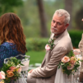Eric Dane como Cal Jacobs em cena da terceira temporada de Euphoria durante evento de casamento.
