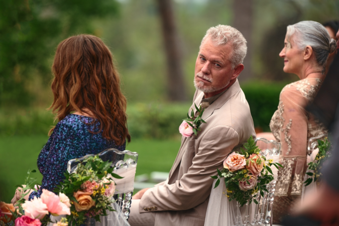 Eric Dane como Cal Jacobs em cena da terceira temporada de Euphoria durante evento de casamento.