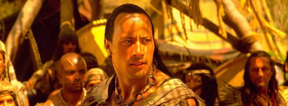 Dwayne Johnson em cena de ação de um filme marcante