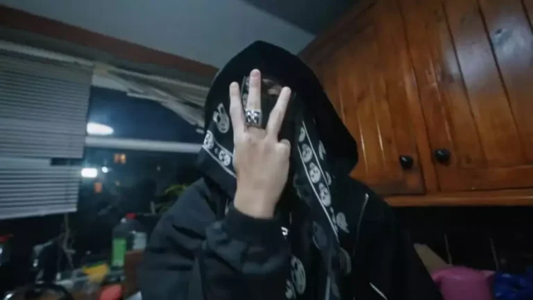 Foto de EsDeeKid no palco, usando balaclava e performance ao vivo durante The Rebel Tour