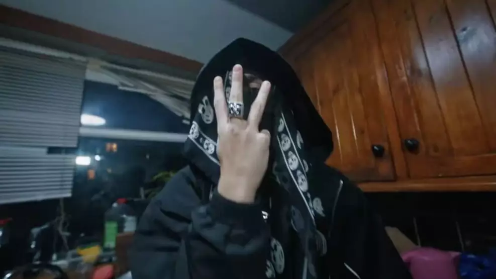 esdeekid-show-brasil-rebel-tour Foto de EsDeeKid no palco, usando balaclava e performance ao vivo durante The Rebel Tour