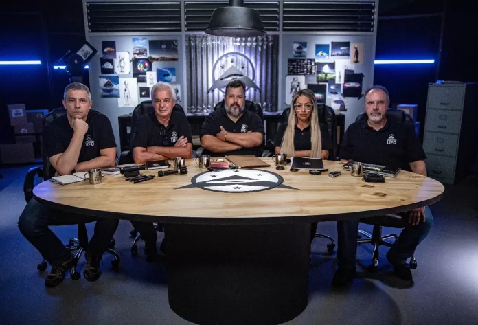 Equipe de especialistas da série Esquadrão UFO analisando evidências em laboratório