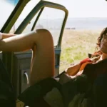 Exibição especial de Euphoria no Coachella com público assistindo ao ar livre