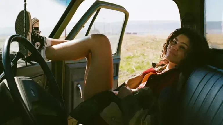 Exibição especial de Euphoria no Coachella com público assistindo ao ar livre