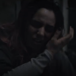 Cena do trailer de Evil Dead Burn mostra sequência de terror da franquia A Morte do Demônio em novo filme dirigido por Sébastien Vaniček