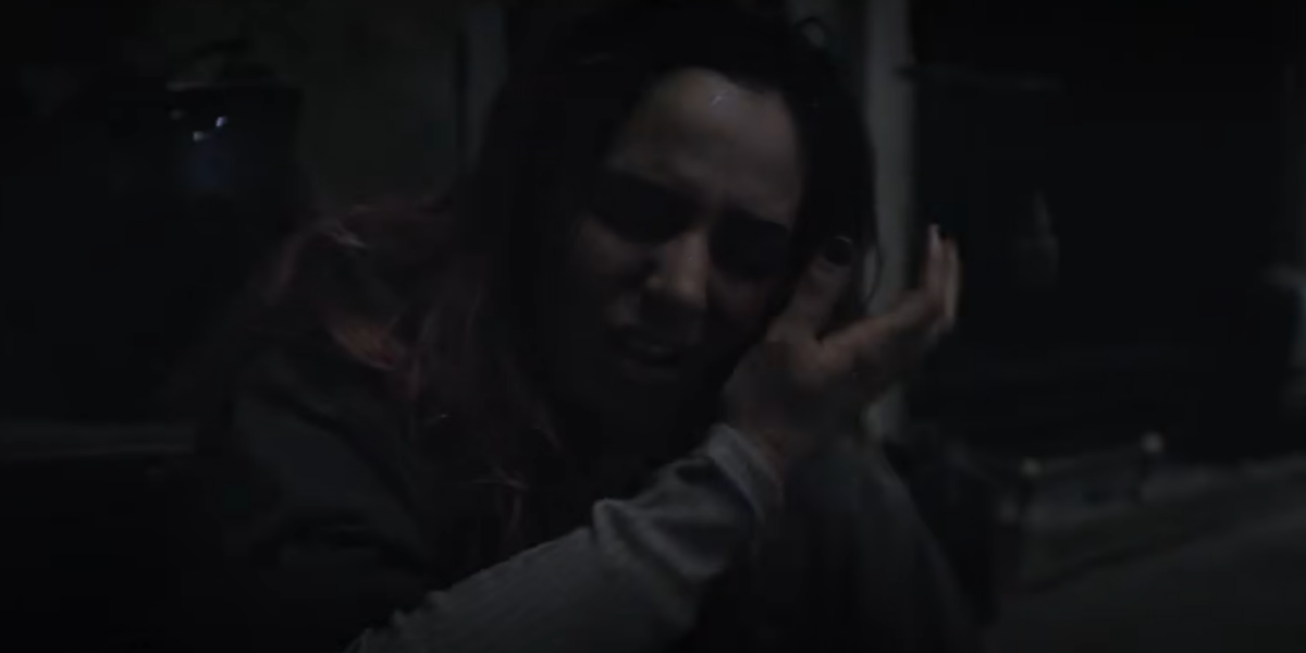 Cena do trailer de Evil Dead Burn mostra sequência de terror da franquia A Morte do Demônio em novo filme dirigido por Sébastien Vaniček