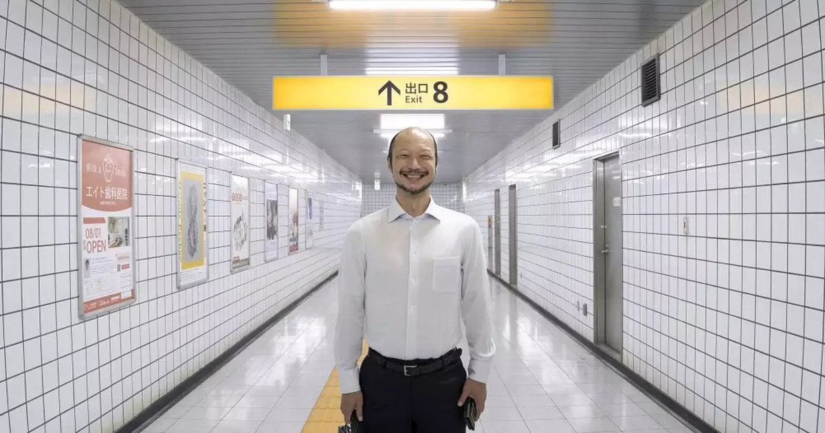 Cena do teaser de Exit 8, terror japonês ambientado em metrô infinito