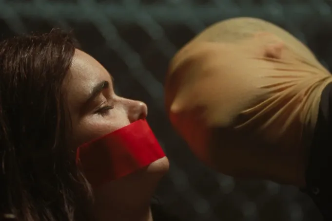 Cena de Faces of Death mostrando Margot observando vídeos violentos na plataforma Kino