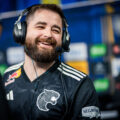 Gabriel FalleN Toledo, jogador profissional de Counter-Strike, usando uniforme da FURIA em frente ao computador durante competição.