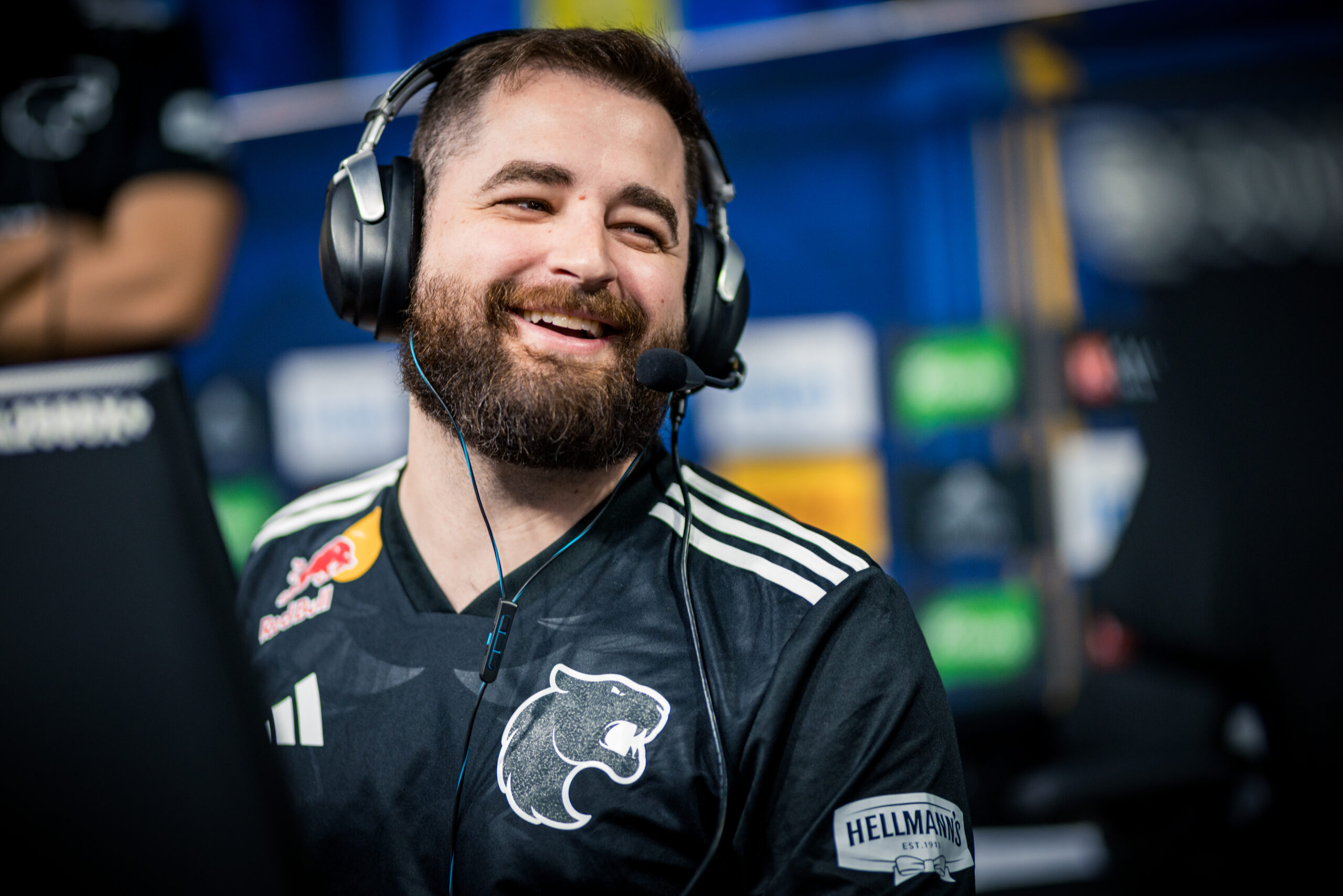 Gabriel FalleN Toledo, jogador profissional de Counter-Strike, usando uniforme da FURIA em frente ao computador durante competição.