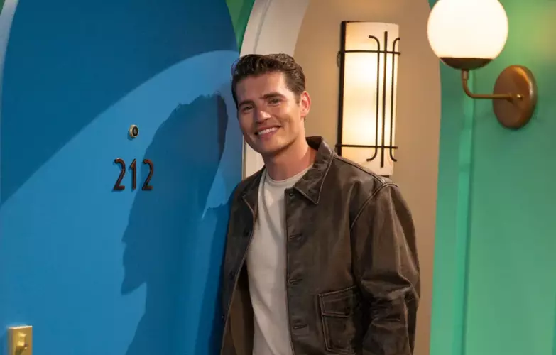 Gregg Sulkin caracterizado como o lobisomem Mason Greyback no set de filmagens de Os Feiticeiros Além de Waverly Place.