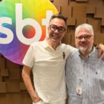 O jornalista Felipeh Campos sorrindo durante o anúncio de seu retorno ao SBT.