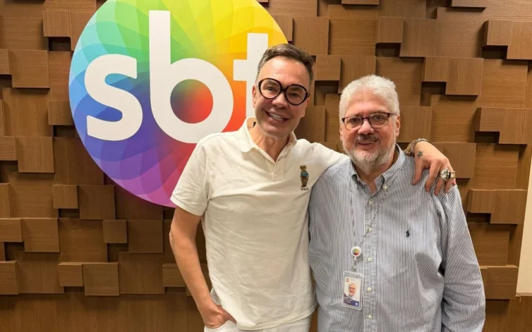 O jornalista Felipeh Campos sorrindo durante o anúncio de seu retorno ao SBT.