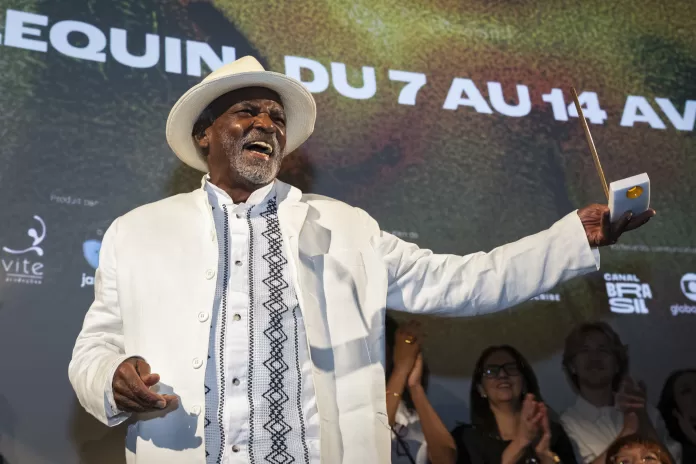 Antônio Pitanga recebe o Troféu Jangada por “Malês”