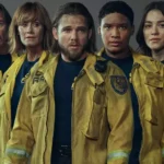Cena de bombeiros em ação na série Fire Country, que deve expandir universo com série médica.