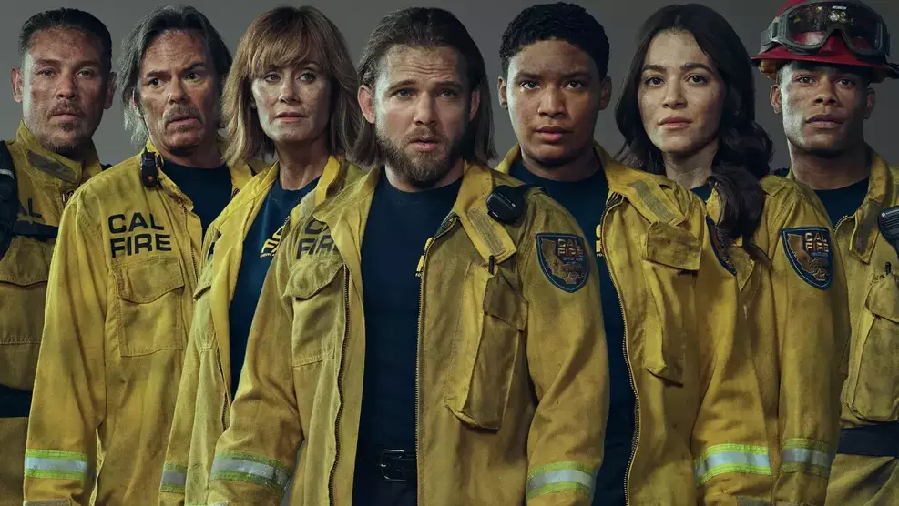 fire-country-spin-off-medico-edgewater Cena de bombeiros em ação na série Fire Country, que deve expandir universo com série médica.