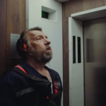 O ator Craig Parkinson em cena do clipe Window da banda Foo Fighters