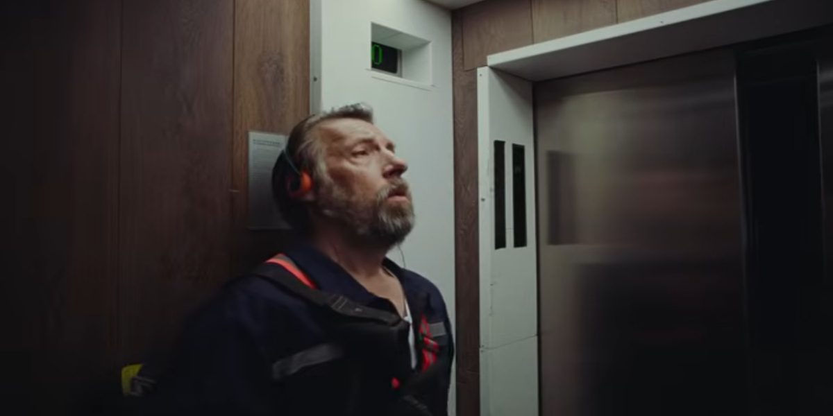 O ator Craig Parkinson em cena do clipe Window da banda Foo Fighters