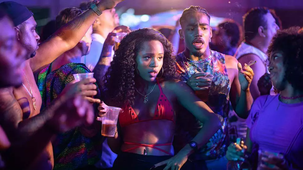 Atriz Duda Santos em cena do filme Funk, dirigido por Aly Muritiba, que retrata a ascensão de uma cantora no Rio de Janeiro.