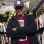 O roteirista Damon Lindelof em evento de lançamento, expressando preocupação com a indústria.