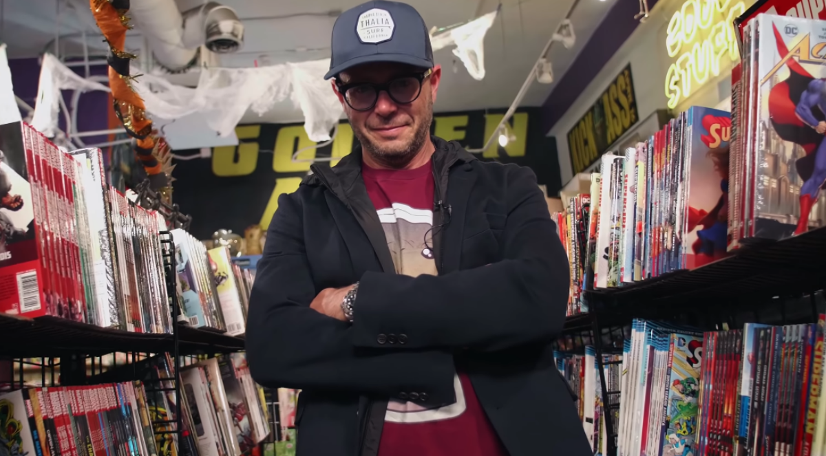 fusao-warner-paramount-damon-lindelof-protesto O roteirista Damon Lindelof em evento de lançamento, expressando preocupação com a indústria.